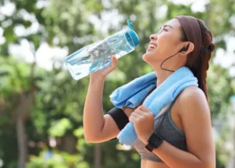 Minum Air Dingin vs Air Suhu Ruangan Setelah Olahraga: Mana yang Lebih Baik untuk Pemulihan Tubuh?