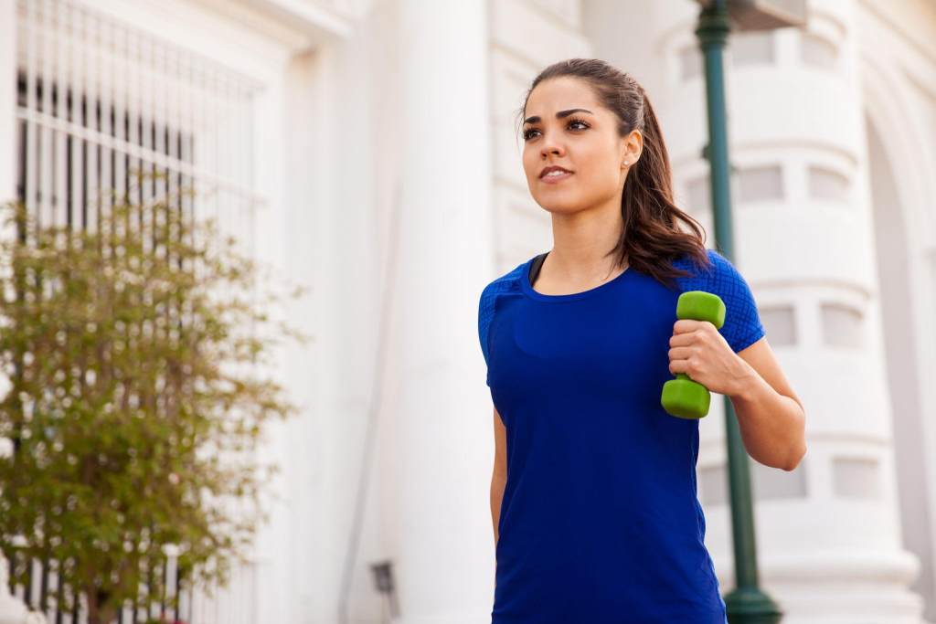 Bukan Bikin Kekar, Workout Dumbbell Wanita Ini Justru Bentuk Tubuh Ideal